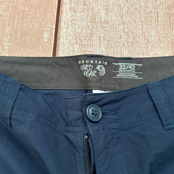 Mountain Hardwear Cargo Shorts 32 - Picture 2 of 3
